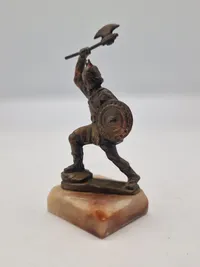 Figur med kæmpende viking