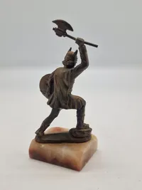 Figur med kæmpende viking