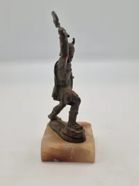 Figur med kæmpende viking