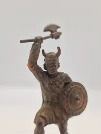 Figur med kæmpende viking
