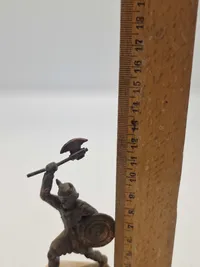 Figur med kæmpende viking