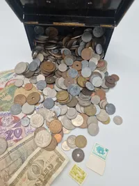 Samling mønter og sedler, samt original pengekasse
