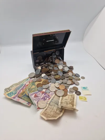 Samling mønter og sedler, samt original pengekasse