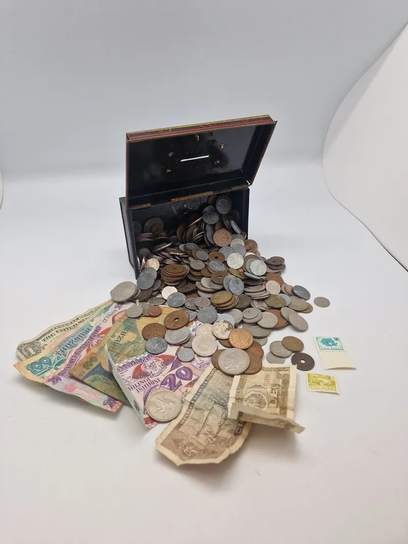 Samling mønter og sedler, samt original pengekasse