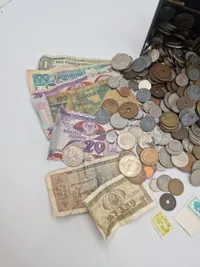 Samling mønter og sedler, samt original pengekasse