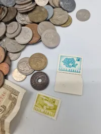 Samling mønter og sedler, samt original pengekasse