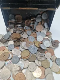 Samling mønter og sedler, samt original pengekasse