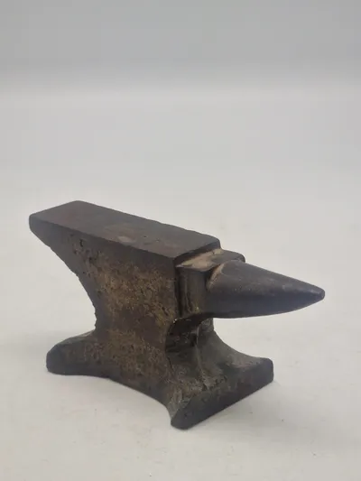 Veludført miniature ambolt
