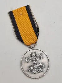 Grubenwehr-Ehrenzeichen. Dette er en statslig udmærkelse, der tildeles for særlige personlige fortjenester inden for mineredningsvæsenet.