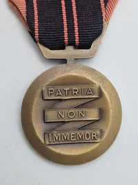 den franske modstandsmedalje, kendt som Médaille de la Résistance. Denne medalje blev oprettet af den franske komité for national befrielse under Anden Verdenskrig og tildelt af General de Gaulle