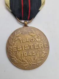 Original belgisk Modstandsmedalje 1940-1945 (Médaille de la Résistance 1940–1945 / Medaille van de Weerstand 1940–1945).