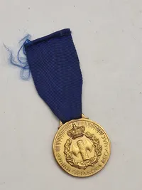 Original mindemedalje udstedt af den græske ungdomsorganisation Ethniki Organosis Neolaias (EON), som var aktiv under Ioannis Metaxas' regime i Grækenland.