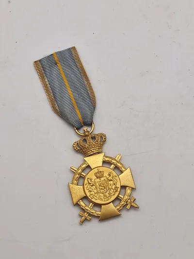 Original rumænsk medalje for tapperhed eller loyalitet, "Medaljen for Mandighed og Loyalitet" (Medal for Manhood and Loyalty).