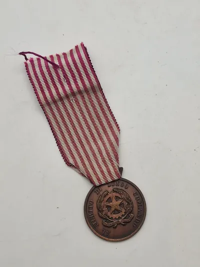 Original "Medaglia al Merito di Servizio" (Tjenestefortjenstmedalje) eller "Croce per Anzianità di Servizio" (Kors for Anciennitet i Tjeneste)