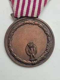 Original "Medaglia al Merito di Servizio" (Tjenestefortjenstmedalje) eller "Croce per Anzianità di Servizio" (Kors for Anciennitet i Tjeneste)