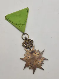 Original Sankt Lazarusordenen, en katolsk militærorden grundlagt af korsfarere omkring 1119 ved et spedalskhedshospital i Jerusalem.