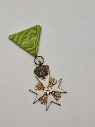 Original Sankt Lazarusordenen, en katolsk militærorden grundlagt af korsfarere omkring 1119 ved et spedalskhedshospital i Jerusalem.