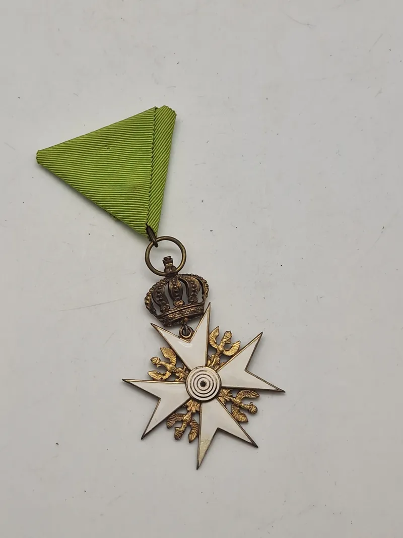 Original Sankt Lazarusordenen, en katolsk militærorden grundlagt af korsfarere omkring 1119 ved et spedalskhedshospital i Jerusalem.