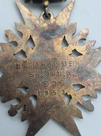 Original Sankt Lazarusordenen, en katolsk militærorden grundlagt af korsfarere omkring 1119 ved et spedalskhedshospital i Jerusalem.
