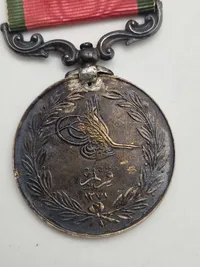 Original Tyrkisk Krimmedalje, en kampagnemedalje udstedt af Sultan Abdulmejid I af Det Osmanniske Rige til allieret militærpersonel, der deltog i Krimkrigen (1854-1856).