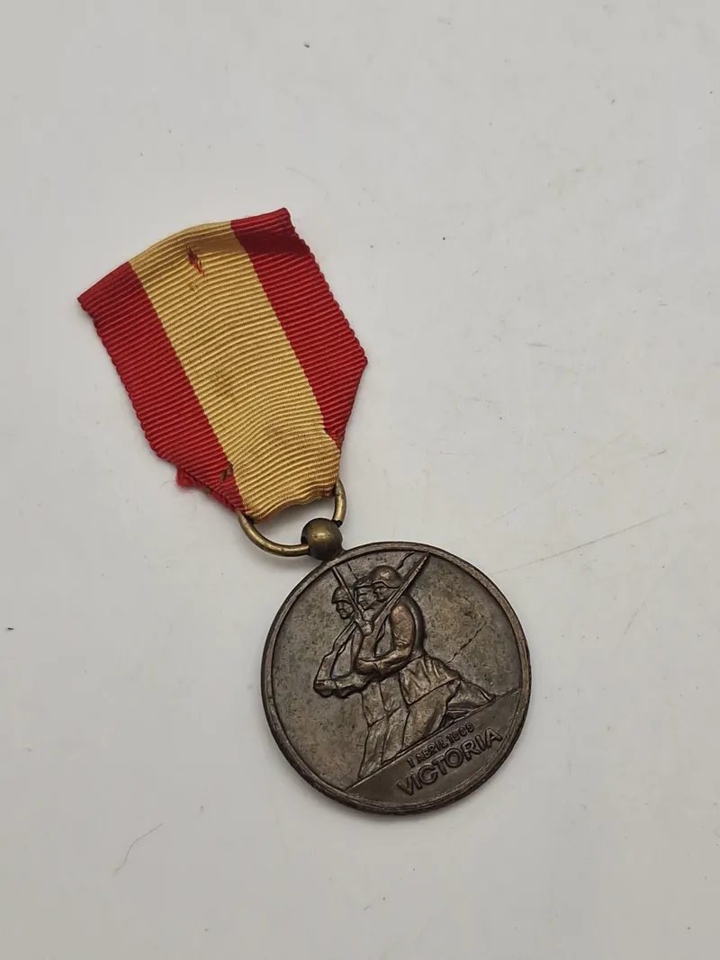 Original spansk mindemedalje fra borgerkrigen, kendt som "Medalla del Alzamiento y Victoria en Bronce - 18 Julio 1936 - 1 Abril 1939".