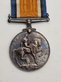 Original britisk krigsmedalje (British War Medal), som blev indstiftet i 1919 for at anerkende tjeneste under Første Verdenskrig.
