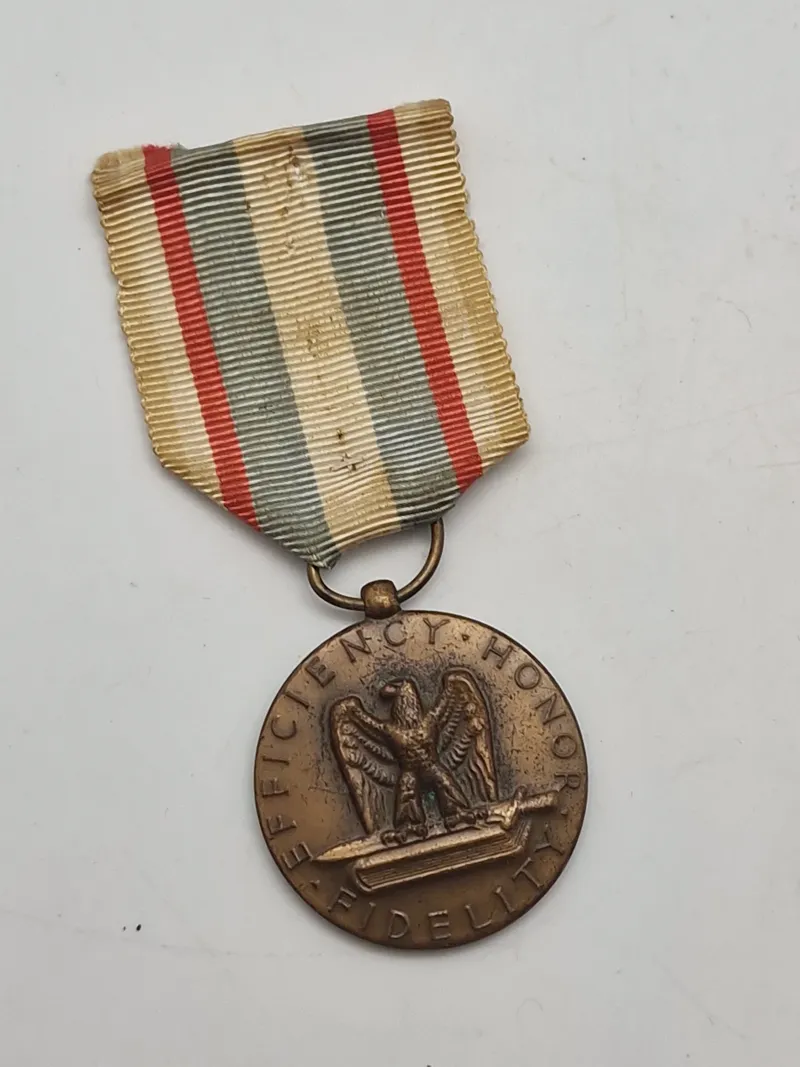Original Army Good Conduct Medal fra USA, som gives til soldater i den amerikanske hær for eksemplarisk opførsel, effektivitet og loyalitet.