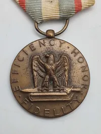 Original Army Good Conduct Medal fra USA, som gives til soldater i den amerikanske hær for eksemplarisk opførsel, effektivitet og loyalitet.