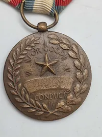 Original Army Good Conduct Medal fra USA, som gives til soldater i den amerikanske hær for eksemplarisk opførsel, effektivitet og loyalitet.