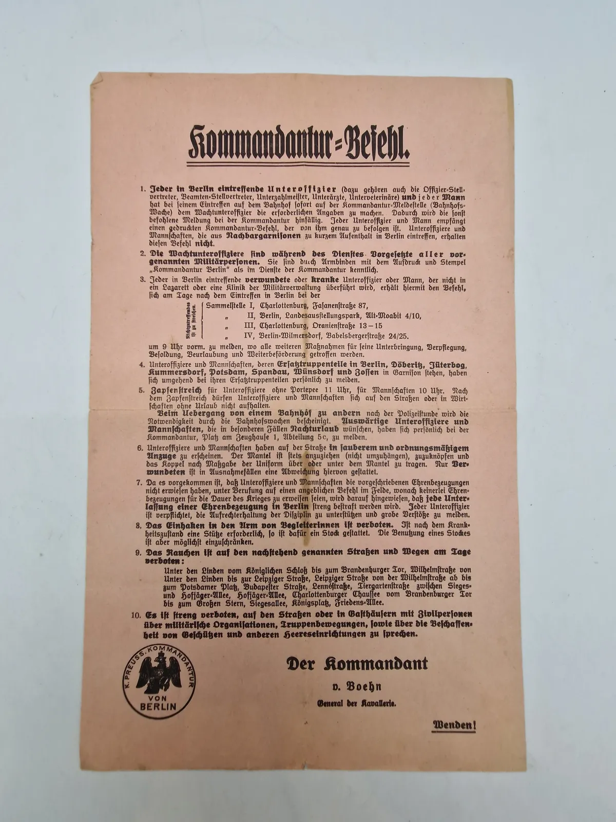 Original "Kommandantur-Befehl" er en militær ordre fra Kommandanturet i Berlin, der fastsætter regler for militært personel i byen WW1