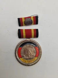 Original Verdienstmedaille der DDR (Fortjenstmedalje fra DDR), som var en statslig udmærkelse i Den Tyske Demokratiske Republik (DDR)