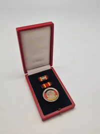 Original Verdienstmedaille der DDR (Fortjenstmedalje fra DDR), som var en statslig udmærkelse i Den Tyske Demokratiske Republik (DDR)