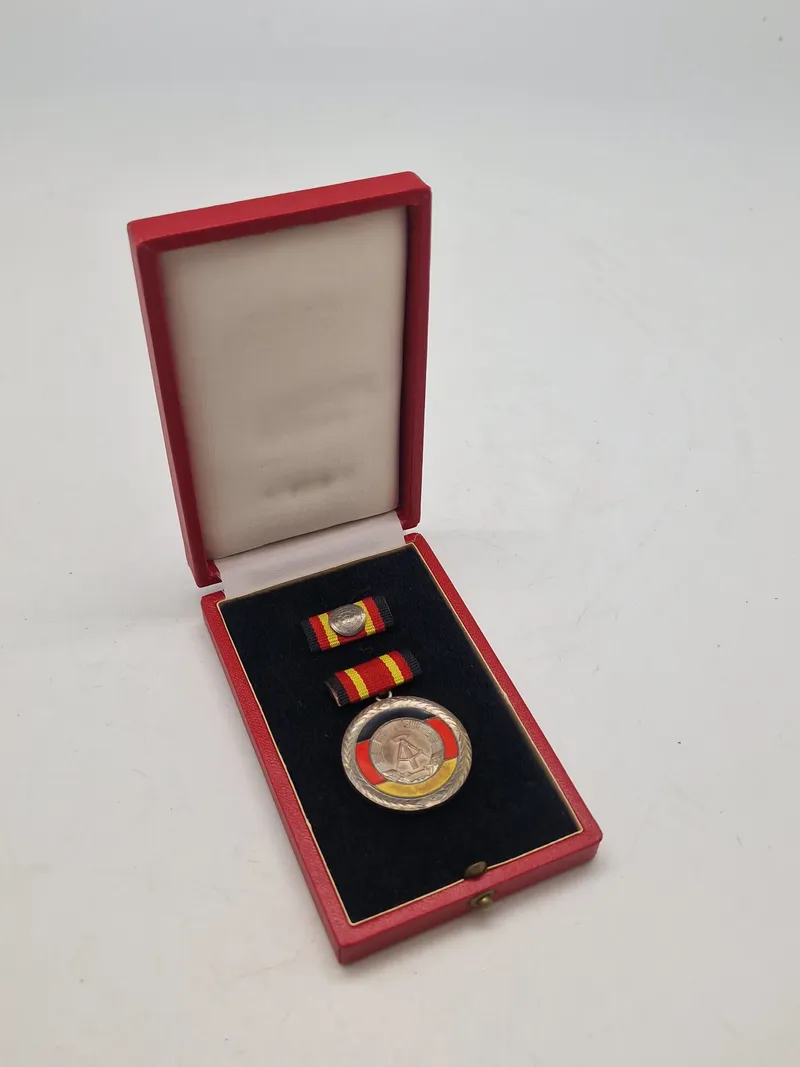 Original Verdienstmedaille der DDR (Fortjenstmedalje fra DDR), som var en statslig udmærkelse i Den Tyske Demokratiske Republik (DDR)