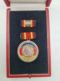 Original Verdienstmedaille der DDR (Fortjenstmedalje fra DDR), som var en statslig udmærkelse i Den Tyske Demokratiske Republik (DDR)