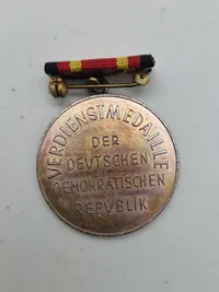 Original Verdienstmedaille der DDR (Fortjenstmedalje fra DDR), som var en statslig udmærkelse i Den Tyske Demokratiske Republik (DDR)