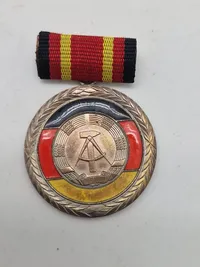 Original Verdienstmedaille der DDR (Fortjenstmedalje fra DDR), som var en statslig udmærkelse i Den Tyske Demokratiske Republik (DDR)