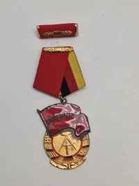 Original  "Banner der Arbeit" (Arbejdets Banner), en orden fra Den Tyske Demokratiske Republik (DDR), også kendt som Østtyskland.