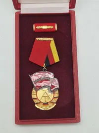 Original  "Banner der Arbeit" (Arbejdets Banner), en orden fra Den Tyske Demokratiske Republik (DDR), også kendt som Østtyskland.