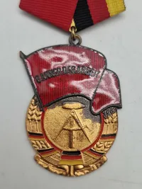 Original  "Banner der Arbeit" (Arbejdets Banner), en orden fra Den Tyske Demokratiske Republik (DDR), også kendt som Østtyskland.