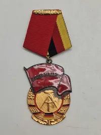 Original  "Banner der Arbeit" (Arbejdets Banner), en orden fra Den Tyske Demokratiske Republik (DDR), også kendt som Østtyskland.