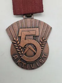 Original sovjetisk medalje kendt som "Medaljen for Aktivist i Socialistisk Konkurrence" fra 1951