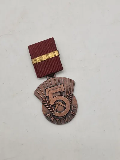 Original sovjetisk medalje kendt som "Medaljen for Aktivist i Socialistisk Konkurrence" fra 1951