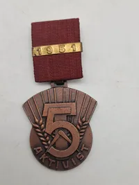 Original sovjetisk medalje kendt som "Medaljen for Aktivist i Socialistisk Konkurrence" fra 1951