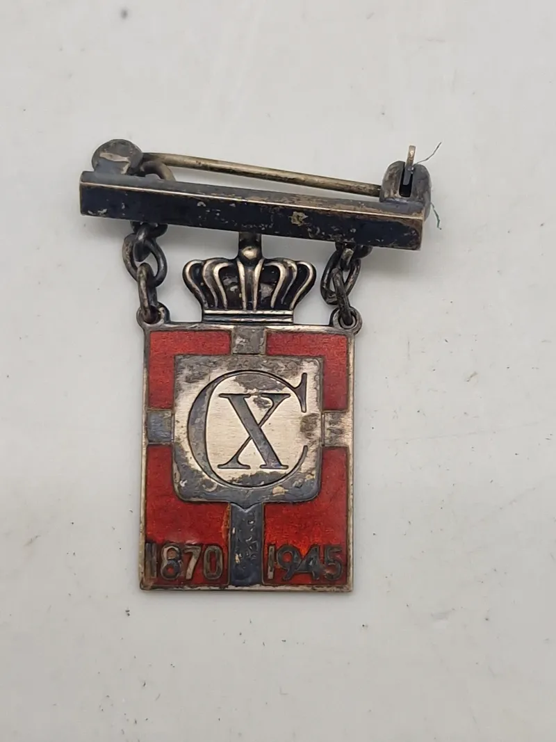Originalt Georg Jensen kongemærke 1870-1945 (sterlingsølv og emalje)