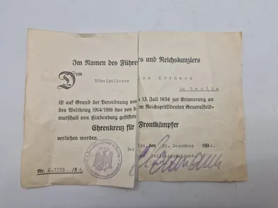 Originalt urkunde for "Ehrenkreuz für Frontkämpfer", som er blevet tildelt en person ved navn Max Korherr, der arbejdede som møbelpolerer i Berlin.