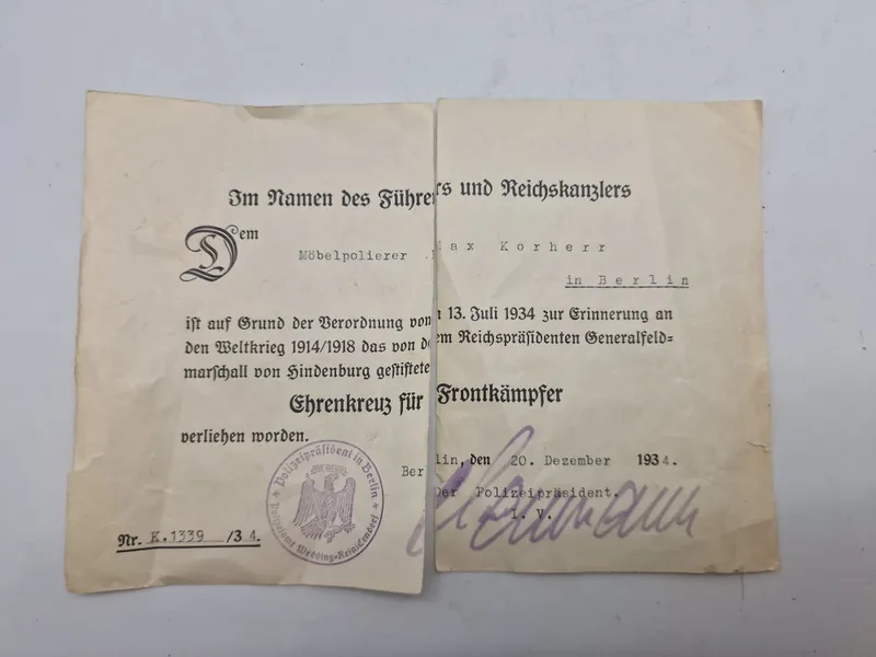 Originalt urkunde for "Ehrenkreuz für Frontkämpfer", som er blevet tildelt en person ved navn Max Korherr, der arbejdede som møbelpolerer i Berlin.