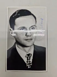 Billede af Heinz Franke, en tysk ubådskommandør fra Anden Verdenskrig. Han er afbildet med et ridderkors. Original signatur