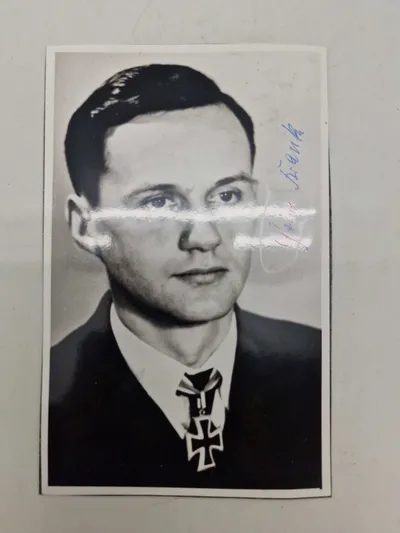 Billede af Heinz Franke, en tysk ubådskommandør fra Anden Verdenskrig. Han er afbildet med et ridderkors. Original signatur