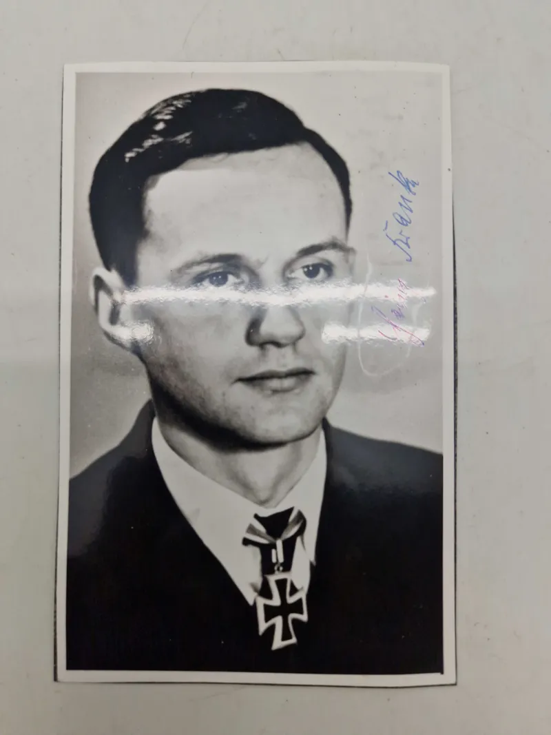 Billede af Heinz Franke, en tysk ubådskommandør fra Anden Verdenskrig. Han er afbildet med et ridderkors. Original signatur