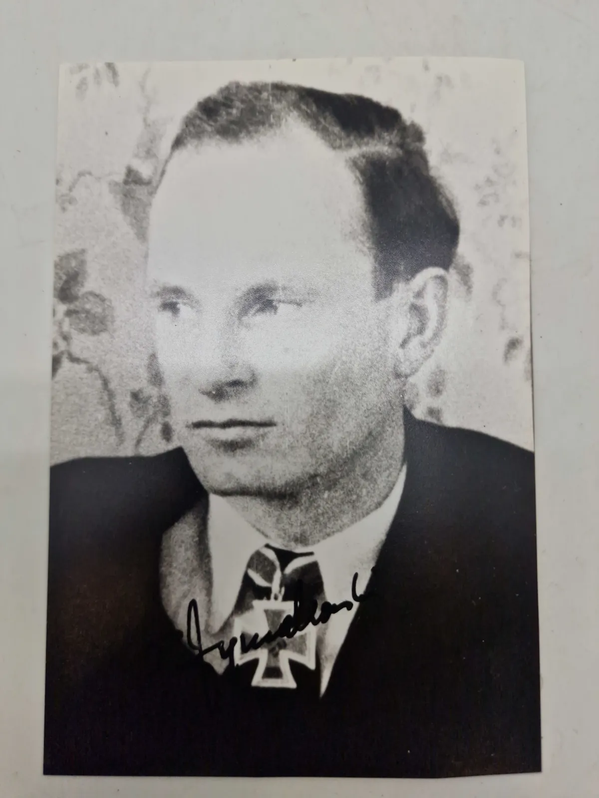 Billede af  Felix Zymalkowski, en tysk ubådskommandant under Anden Verdenskrig. Han er iført uniform og bærer Jernkorsets Ridderkors med Egeløv - original signatur